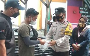 Cegah Sebaran COVID-19, Polres Kep Seribu Bagikan 1.300 Masker Ke Warga Secara Door to Door