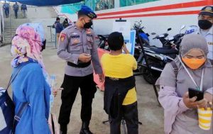276 Penumpang Kapal Ke Pulau Seribu, Di Pelabuhan Kaliadem Muara Angke Tunjukkan Scan Barcode Peduli Lindungi