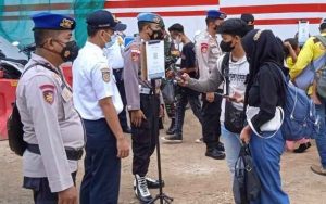 178 Penumpang Kapal Ke Pulau Seribu, Di Pelabuhan Kaliadem Muara Angke Tunjukkan Bukti Scan Barcode Peduli Lindungi