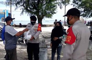 Cegah Sebaran COVID-19, Polres Kep Seribu Bagikan 1.400 Masker Ke Warga Secara Door to Door