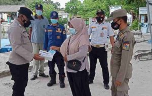 Cegah Sebaran COVID-19, Polres Kep Seribu Bagikan 1.500 Masker Ke Warga Secara Door to Door