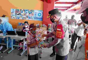 Ajak Anak SD Suntik Vaksin, Polres Kepulauan Seribu Jemput Bola Dengan Odong-odong