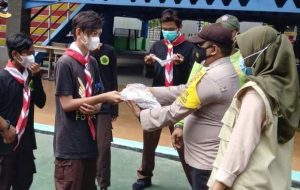 Cegah Sebaran COVID-19, Polres Kep Seribu Himbau ProKes dan Bagikan 1.300 Masker Ke Warga Secara Door to Door