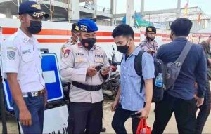 158 Wisatawan Berangkat Ke Pulau Seribu di Pelabuhan Kaliadem Muara Angke Tunjukkan Bukti Scan Barcode Peduli Lindungi