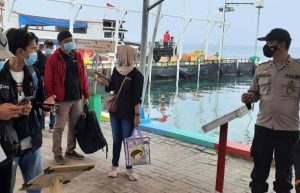 106 Penumpang Kapal Tiba di Pulau Pramuka, Polsek Kep Seribu Utara Wajibkan Taat ProKes dan Scan Barcode Peduli Lindungi