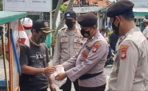 Cegah Sebaran COVID-19, Polres Kep Seribu Himbau ProKes dan Bagikan 1.600 Masker Ke Warga Secara Door to Door