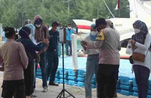 Turun Dari Kapal di Dermaga Pulau Pari Kep Seribu Selatan, 228 Wisatawan Lakukan Scan Barcode Peduli Lindungi