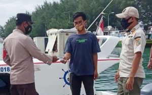 Polres Kepulauan Seribu Jajarannya Menghimbau serta membagikan 1.300 Masker Ke Warga di Delapan Pulau Pemukiman