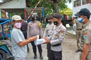 Bagikan 1.400 Masker Ke Warga, Polres Kepulauan Seribu Terus Cegah Sebaran COVID-19