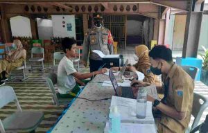 Kapolsek Kep Seribu Utara Tinjau Gerai Vaksin di SDN 01 Pulau Kelapa Ajak Warga Tidak Takut Jarum Suntik