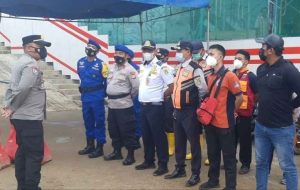Beri Penyuluhan, Sat Binmas Polres Kepulauan Seribu Ajak Warga Lengkapi Suntik Vaksin