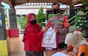 Tinjau Acara Grebek Vaksin Di Pulau Kelapa, Kapolsek Kep Seribu Utara Beri Semangat Sehat Peserta Vaksin