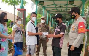 Sambil Himbau ProKes, Polres Kepulauan Seribu Bagikan 1.300 Masker Ke Warga