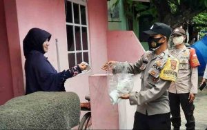 Polres Kepulauan Seribu Beserta Polsek Jajaran Himbau ProKes dan Bagikan 1.400 Masker Secara Door to Door
