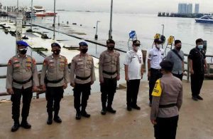 Di Pelabuhan Kaliadem Muara Angke, 257 Penumpang Kapal Hendak Ke Pulau Seribu Jalani Scan Barcode Peduli Lindungi