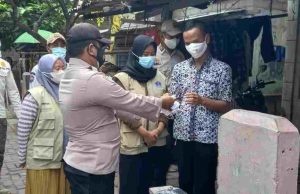 Polres Kepulauan Seribu Beserta Polsek Jajaran Himbau ProKes dan Bagikan 1.500 Masker Secara Door to Door