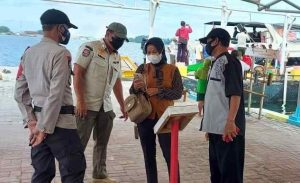 162 Wisatawan Tiba Dihimbau oleh Petugas Pospam Ops Lilin Jaya 2021 Pulau Pramuka Untuk Terus Menerapkan ProKes Selama Berlibur