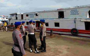 Waspadai Cuaca Buruk, Sat Polair Polres Kep Seribu Beri Himbauan Keselamatan Berlayar ke Nahkoda dan ABK Kapal Penumpang di Pelabuhan Kaliadem