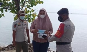 Sambangi Warga di Ruang Publik, Polres Kepulauan Seribu Himbau ProKes dan Bagikan 1.300 Masker