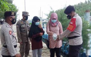 Sambangi Warga di Ruang Publik, Polres Kepulauan Seribu Himbau ProKes dan Bagikan 1.200 Masker