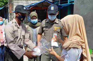 Polres Kepulauan Seribu Beserta Polsek Jajaran Himbau ProKes dan Bagikan 1.100 Masker Secara Door to Door