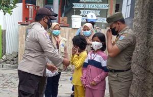 Polres Kepulauan Seribu Himbau ProKes dan Bagikan 1.300 Masker Ke Warga Dalam Rangka Cegah Sebaran COVID-19