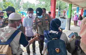 Awasi ProKes dan Wajibkan 42 Penumpang Kapal Yang Baru Tiba Scan Barcode Peduli Lindungi, Personel Pospam Ops Lilin Jaya-2021 Pulau Tidung Terapkan Aturan PPKM Level Satu