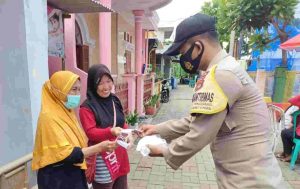 Polres Kepulauan Seribu Beserta Polsek Jajaran Himbau ProKes dan Bagikan 1.200 Masker Secara Door to Door