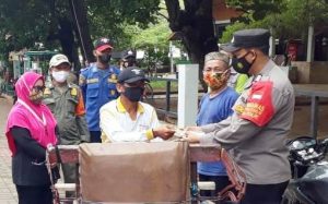 Sambangi Warga di Ruang Publik, Polres Kepulauan Seribu Himbau ProKes dan Bagikan 1.400 Masker