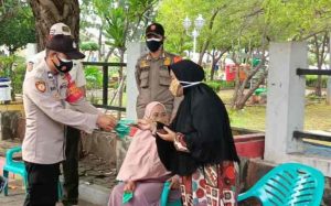 Polres Kepulauan Seribu Beserta Polsek Jajaran Himbau ProKes dan Bagikan 1.300 Masker Secara Door to Door