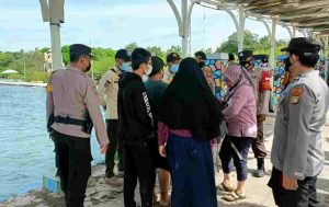 Pospam Ops Lilin Jaya-2021 Pulau Untung Jawa Wajibkan 476 Wisatawan Tiba Scan Barcode Aplikasi Peduli Lindungi