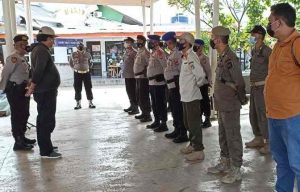 Di Dermaga Marina Ancol, 450 Penumpang Kapal Hendak Ke Pulau Seribu Melakukan Scanning Barcode Peduli Lindungi