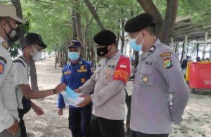 Polres Kepulauan Seribu Beserta Polsek Jajaran Himbau ProKes dan Bagikan 1.200 Masker Secara Door to Door Ke Warga