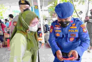 Polres Kep Seribu Ketatkan Pengawasan ProKes di Dermaga Marina Ancol dan Wajibkan 229 Penumpang Kapal Scan Barcode Peduli Lindungi