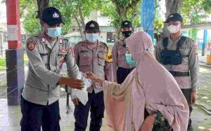Polres Kepulauan Seribu Beserta Polsek Jajaran Himbau ProKes dan Bagikan 1.100 Masker Secara Door to Door Ke Warga