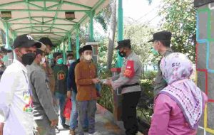 Polres Kepulauan Seribu Beserta Polsek Jajaran Himbau ProKes dan Bagikan 1.200 Masker Secara Door to Door Ke Warga