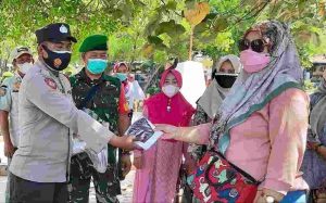 Himbau ProKes dan Bagikan 1.200 Masker Ke Warga, Polres Kepulauan Seribu Terus Cegah Sebaran COVID-19