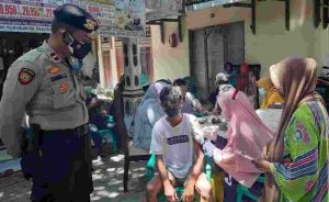 Sambangi Warga Yang Belum Vaksin COVID-19, Polsek Kepulauan Seribu Utara Ajak Suntik Vaksin