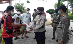 Sambangi Warga di Ruang Publik, Polres Kepulauan Seribu Himbau ProKes dan Bagikan 1.300 Masker