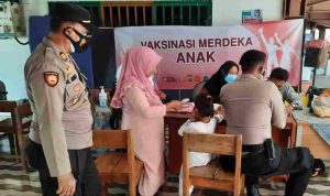 Saat Tinjau Giat Vaksinasi Merdeka Anak Di Pulau Kelapa, Ini Yang Dilakukan Kapolsek Kep Seribu Utara Agar Anak Peserta Vaksin Mau Di Suntik