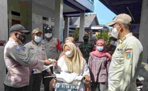 Polres Kepulauan Seribu Beserta Polsek Jajaran Himbau ProKes dan Bagikan 1.400 Masker Secara Door to Door Ke Warga