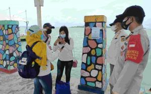 Baru Tiba Di Dermaga Pulau Untung Jawa, Polsek Kep Seribu Selatan Wajibkan 609 Penumpang Kapal Jalani Scan Barcode Aplikasi Peduli Lindungi