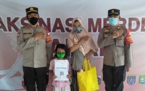 Paparan COVID-19, Kapolsek Kep Seribu Utara Sambangi Rumah Anak Usia 6-11 Tahun Ajak Suntik Vaksin