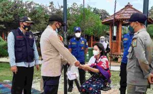 Polres Kepulauan Seribu Beserta Polsek Jajaran Himbau ProKes dan Bagikan 1.200 Masker Secara Door to Door Ke Warga