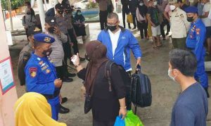 127 Wisatawan Hendak Ke Pulau Seribu Diminta Terapkan ProKes dan Scanning Barcode Aplikasi Peduli Lindungi lindungi di Dermaga Marina Ancol