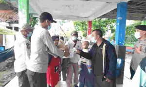 Polres Kepulauan Seribu Beserta Polsek Jajaran Himbau ProKes dan Bagikan 1.100 Masker Secara Door to Door Ke Warga