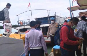 227 Penumpang Kapal Tiba di Wilayah Kep Seribu Utara Mendapat Pengawasan ProKes Ketat dari Polisi Setempat