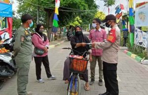 Polres Kepulauan Seribu Beserta Polsek Jajaran Himbau ProKes dan Bagikan 1.200 Masker Secara Door to Door Ke Warga