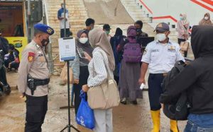 Di Pelabuhan Kaliadem Muara Angke, 136 Wisatawan Hendak Ke Pulau Seribu Dihimbau Taat ProKes dan Diwajibkan Sudah Suntik Vaksin
