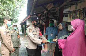 Polres Kepulauan Seribu Beserta Polsek Jajaran Himbau ProKes dan Bagikan 1.300 Masker Ke Warga Secara Door to Door